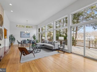 6408 Lakeview Dr, Falls Church, VA 22041