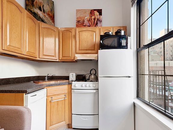 4th image of 330 W 85th St APT 6A