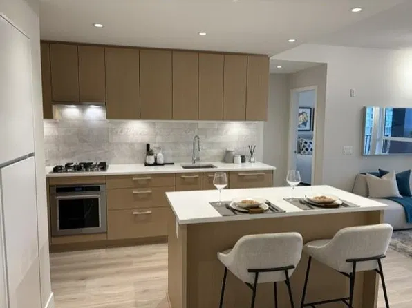 110 E 17th St #401, North Vancouver, BC V7M 1V4