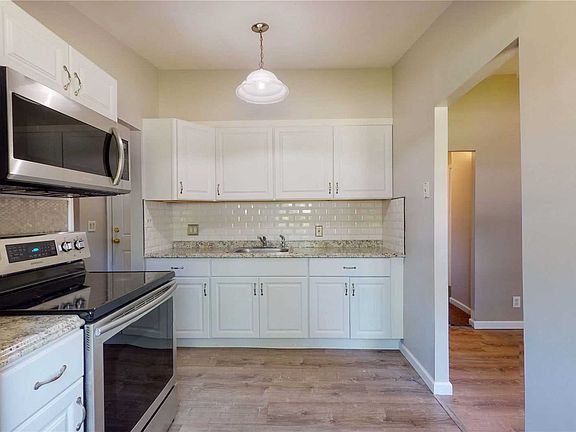 3rd image of 124 Robinwood Dr
