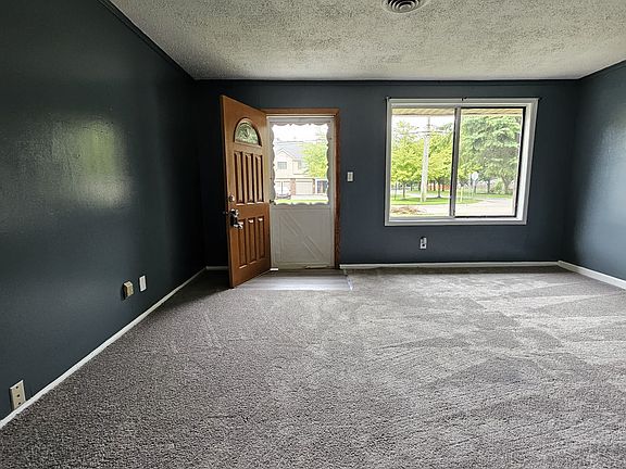 3rd image of 17327 Prospect St