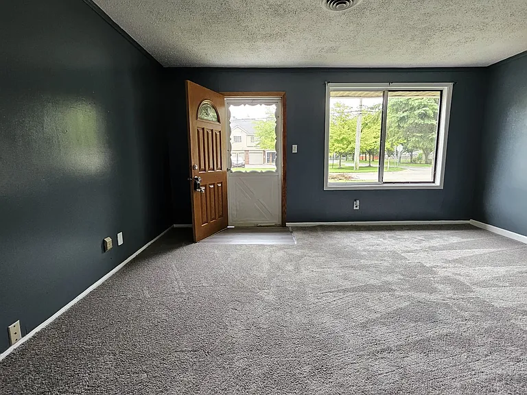 17327 Prospect St — Photo 3