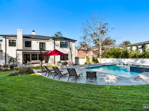 4 Willow Dr, Englewood Cliffs, NJ 07632