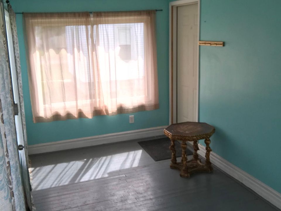 ENCLOSED 4 SEASON PORCH