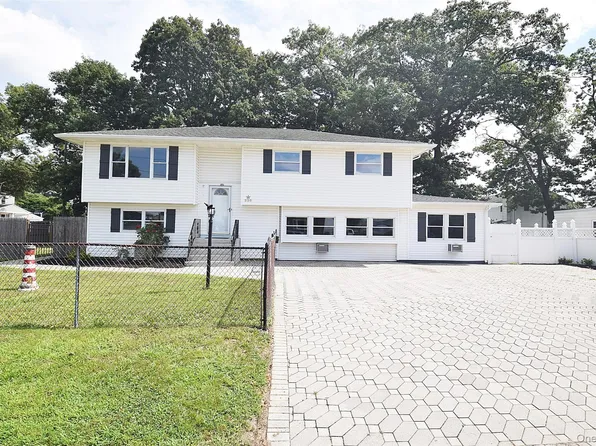 226 14th Avenue, West Babylon, NY 11704