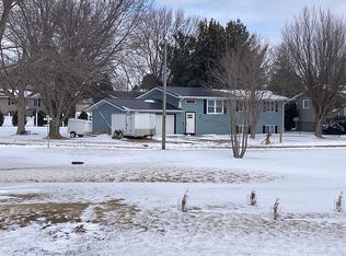 905 W 18th St, Vinton, IA