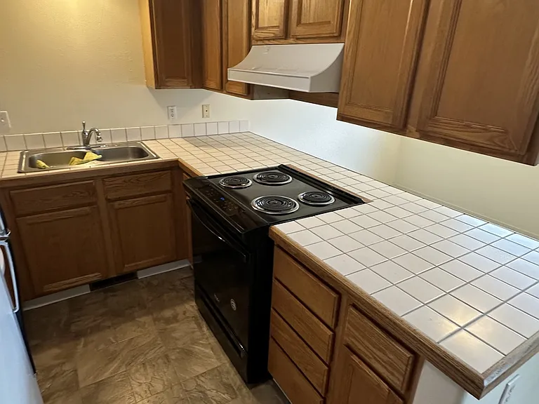 565 Briarwood Dr #563 — Photo 4
