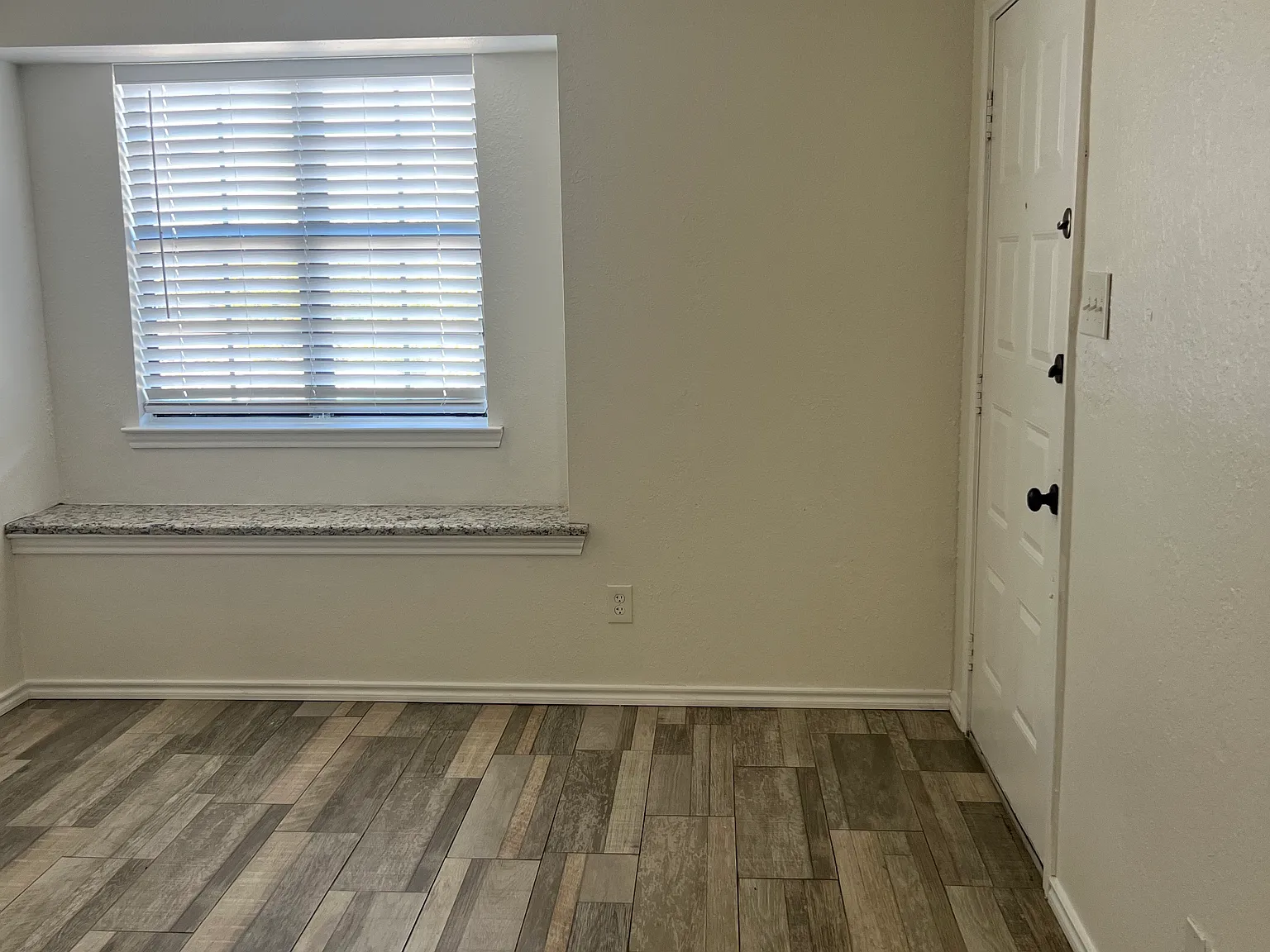 1710 Crest Point Dr — Photo 3