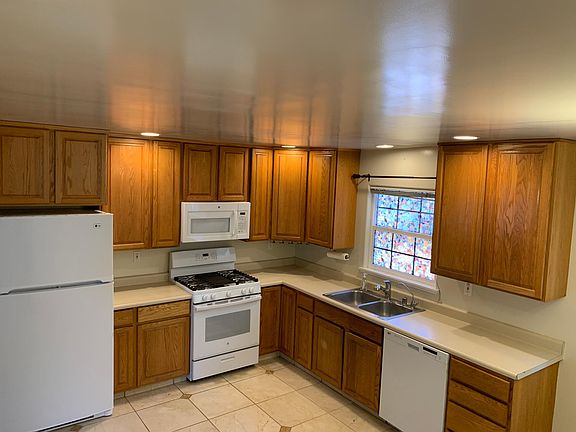 3rd image of 121 Jessie Ln