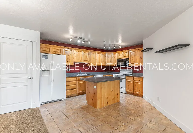 389 S State St #24 — Photo 9