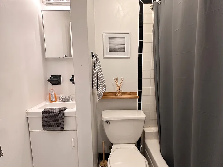 310 E 6th St #12 — Photo 3