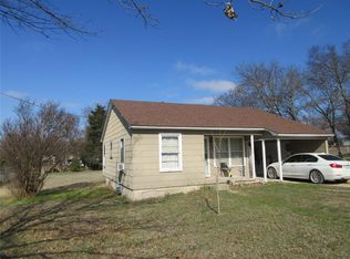 204 W Howell St, Saint Jo, TX 76265