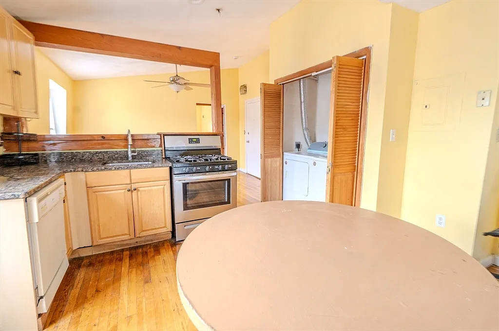 1 bed, 1.5 bath, 650 sqft, $2,300 — Photo 2
