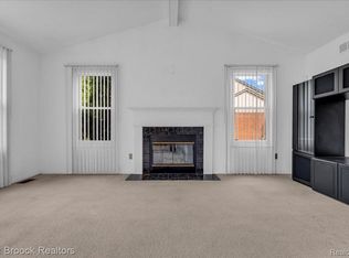 1021 Oak Tree Ln, Bloomfield Hills, MI 48304
