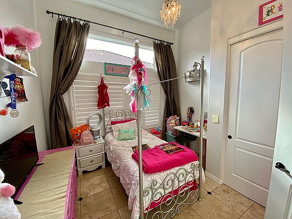 Middle bedroom 