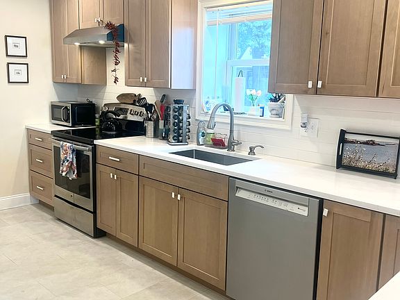 5th image of 77 Lynn Shore Dr #1