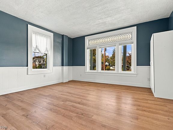 5th image of 930 E Main St