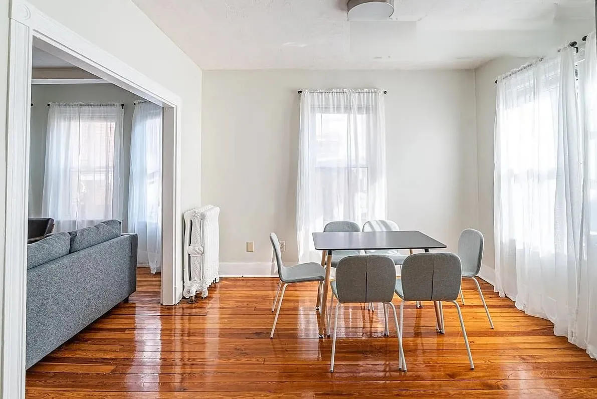 6 bed, 2400 sqft, $5,400 — Photo 3