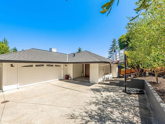3rd image of 13 Buckeye Ct