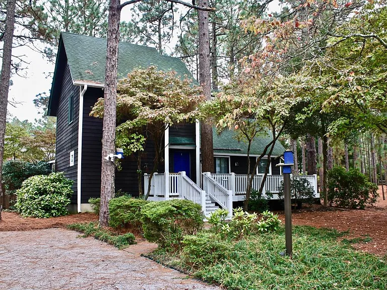 1595 Longleaf Dr E — Photo 1