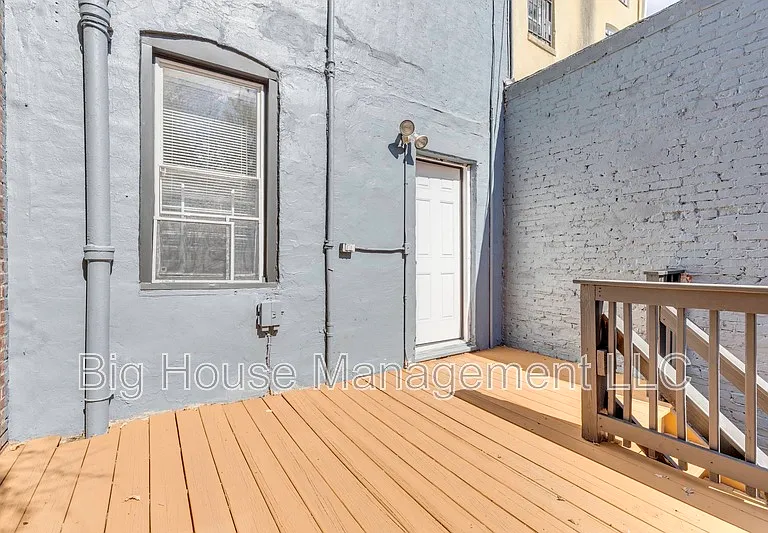 1105 W Lombard St — Photo 14