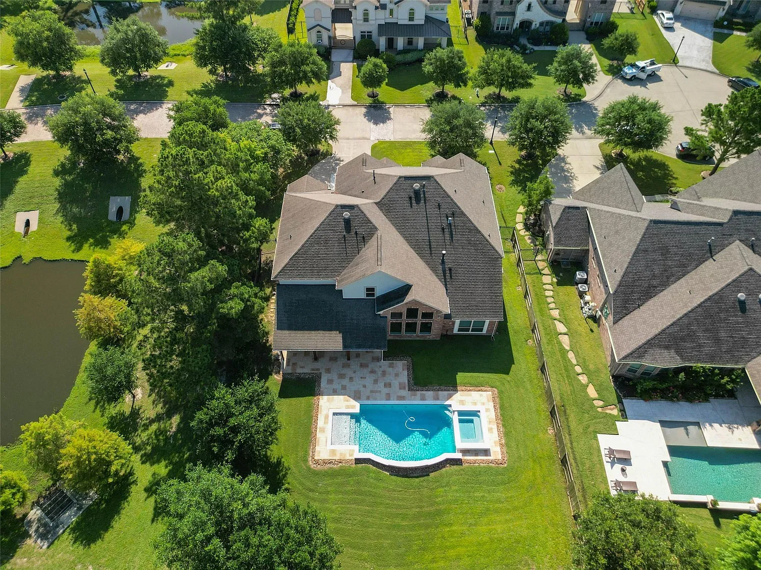 5 bed, 4.5 bath, 4894 sqft, $6,900 — Photo 4