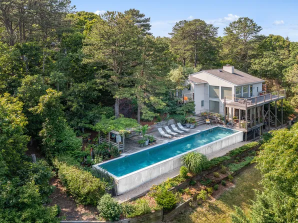 22 Hawthorne Rd, Southampton, NY 11968