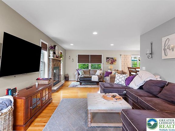 3rd image of 136 Redstone Dr