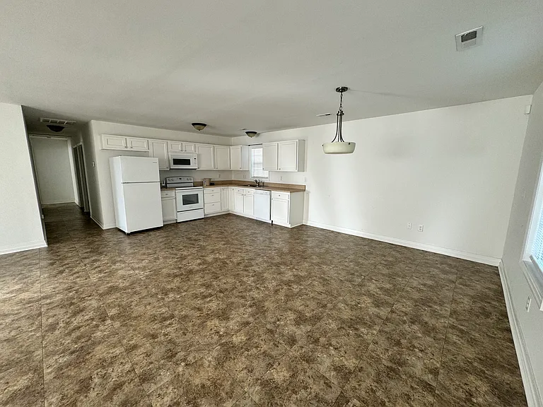 105 E North St — Photo 2