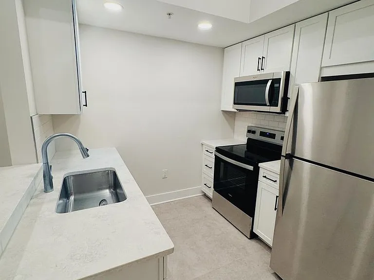 305 W 4th St — Photo 8
