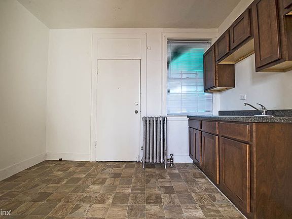 1704 W 77th St Apartments Chicago Kitchen_001
