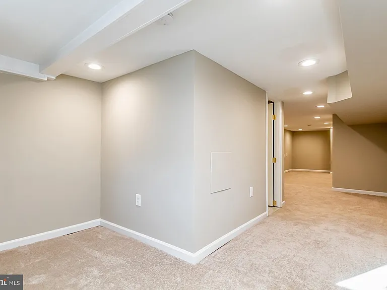 130 W Randall St — Photo 26