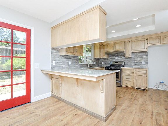 5th image of 46039 Beechwood Dr