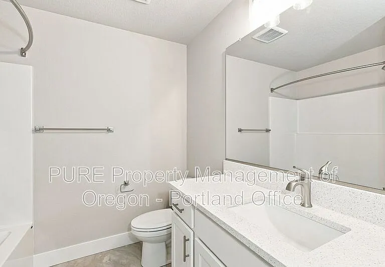 582 NE Alderwood Dr — Photo 35