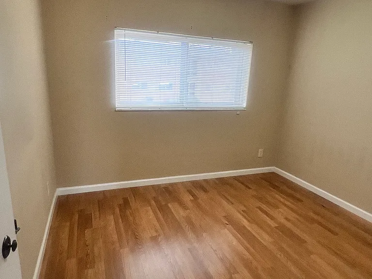 Clydesdale Apartments — Photo 23