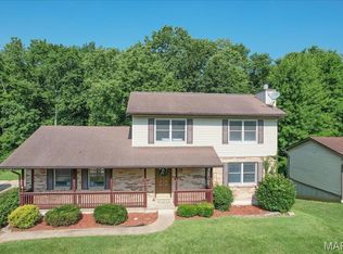 25 Whispering Oaks Dr, Washington, MO 63090