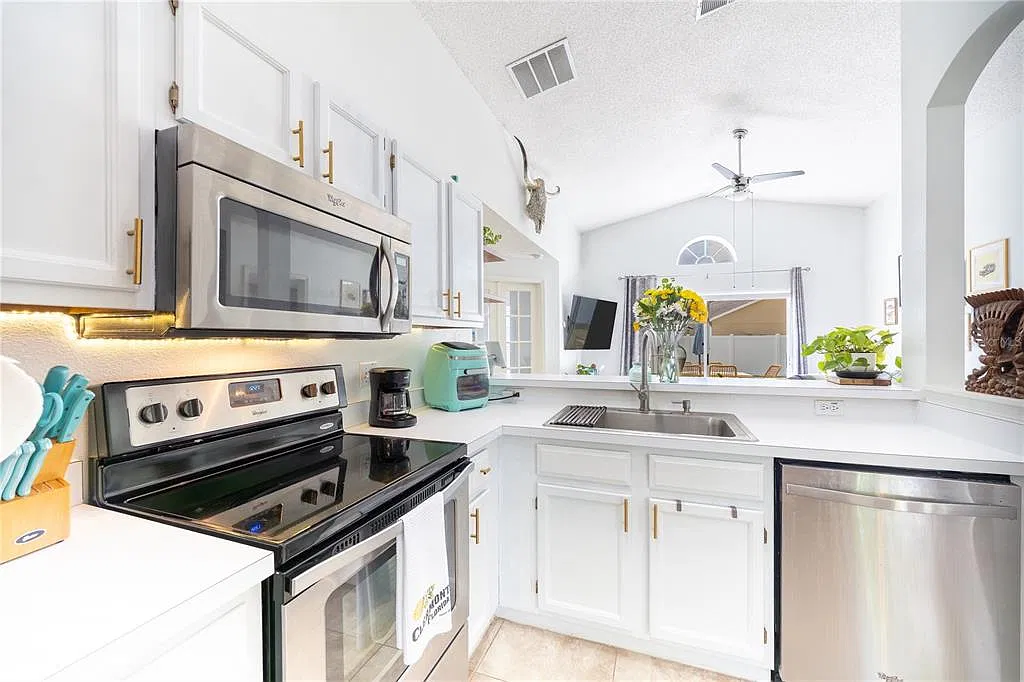 3 bed, 2.0 bath, 1096 sqft, $2,450 — Photo 3