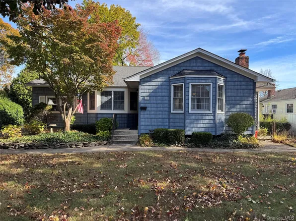 91 8th Ave, Kings Park, NY 11754