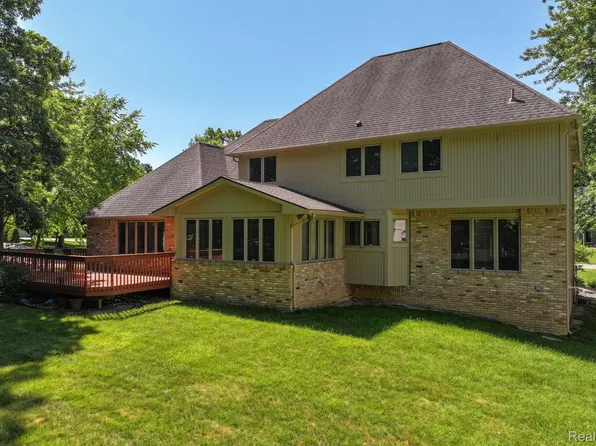 1143 Kings Carriage Rd, Grand Blanc, MI 48439