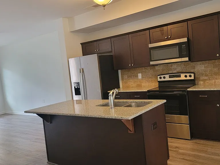 1576 Iris Walk — Photo 4