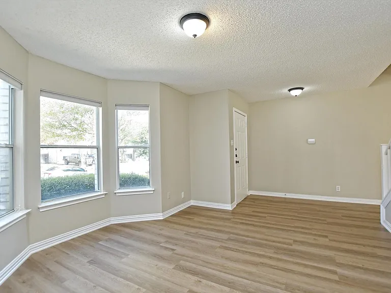 1307 Chalk Ln — Photo 5