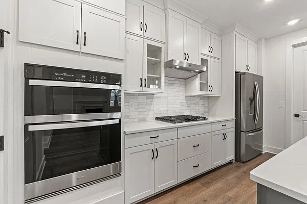 7049 Chardon St — Photo 2