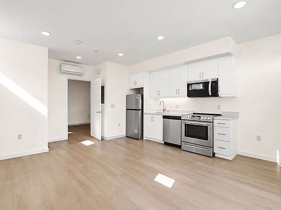 3rd image of 421 25th St #103