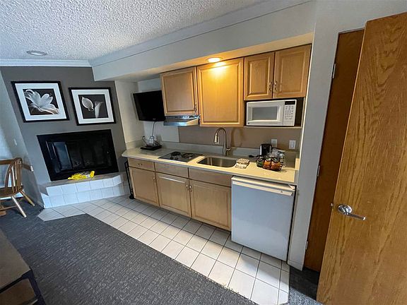 5th image of 104 W Dixon Ave