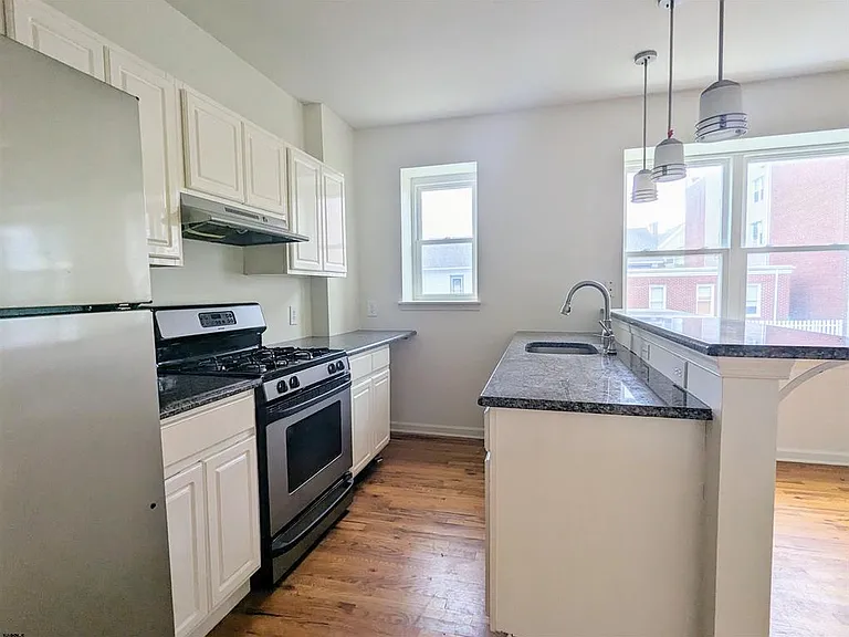 2 S Oakland Ave — Photo 8
