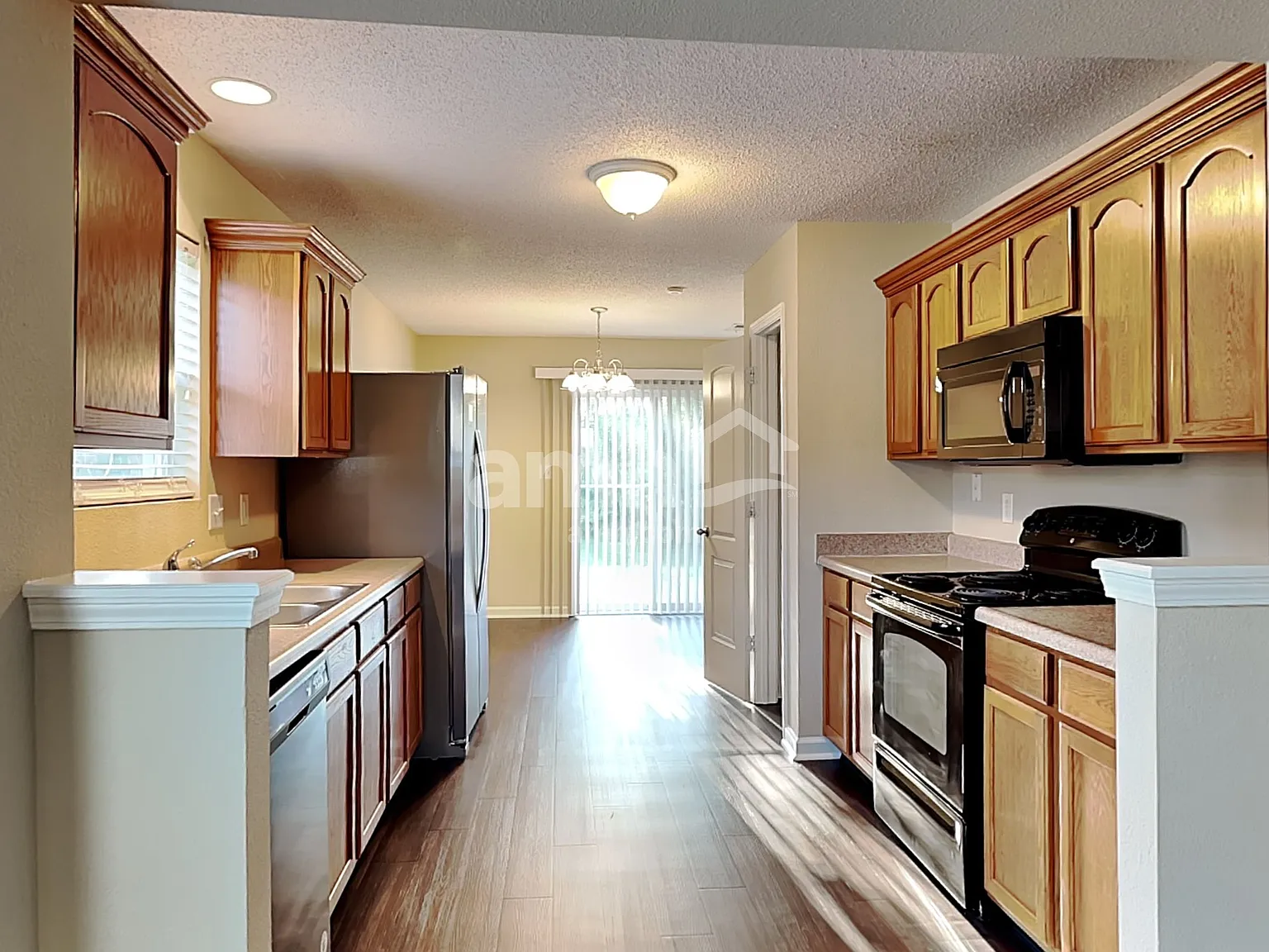 3 bed, 2.0 bath, 1240 sqft, $1,765 — Photo 3