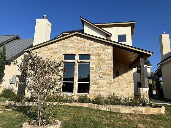 2nd image of 1704 Gruene Vineyard Xing