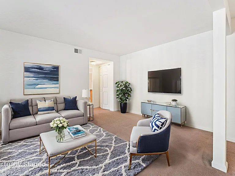 1BR, 1BA - 692SF - Living Room