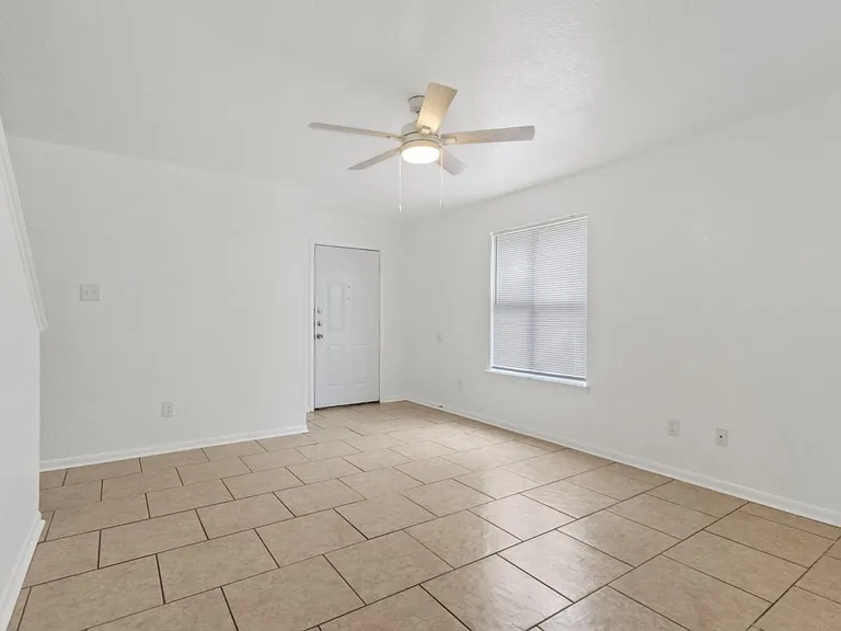2410 Royal Crest Cir — Photo 5