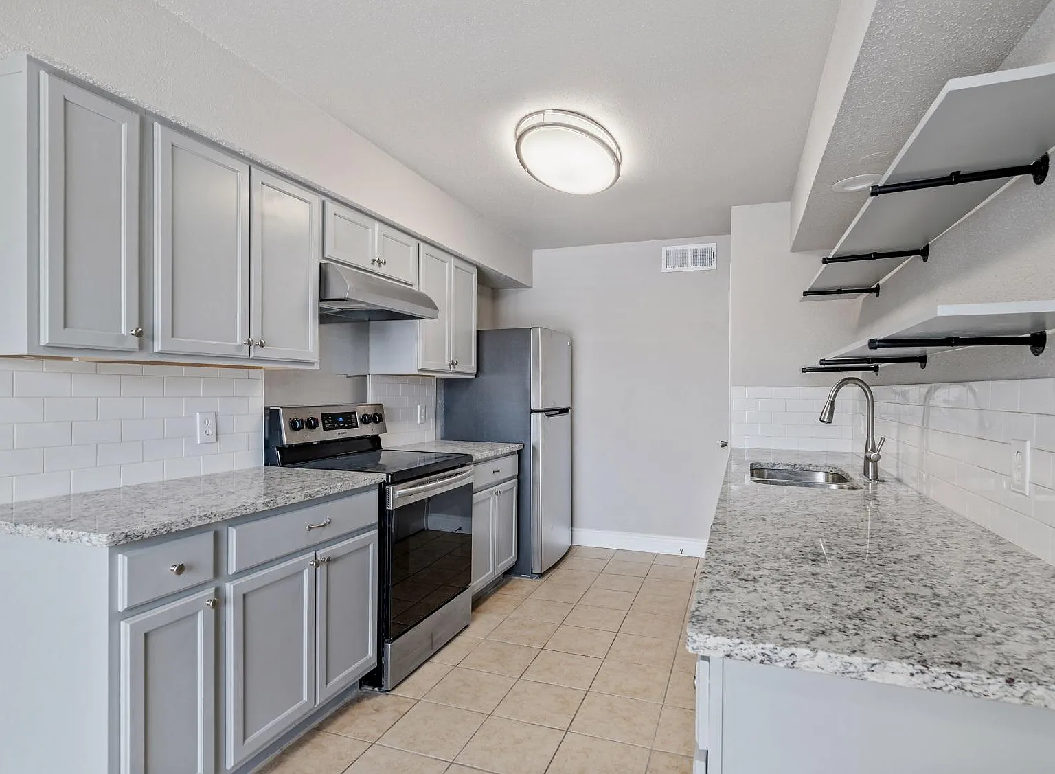 Green Oaks at Medical Apartments — Photo 1
